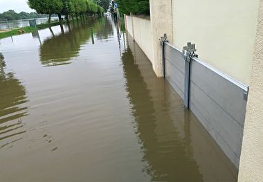 Protection de l' entrée de garage d'une maison en bord de Seine avec des barrières anti-inondation Crue de la Seine